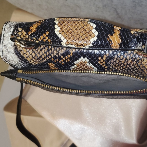 Vince Camuto Black purse with snake skin designed - Picture 5 of 8